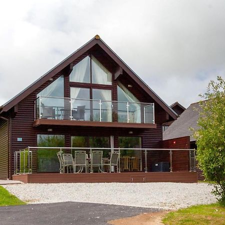 Kingfisher Hot Tub & Log Burner House On Premium Lakeside With Resort Facilities St Columb Major ภายนอก รูปภาพ