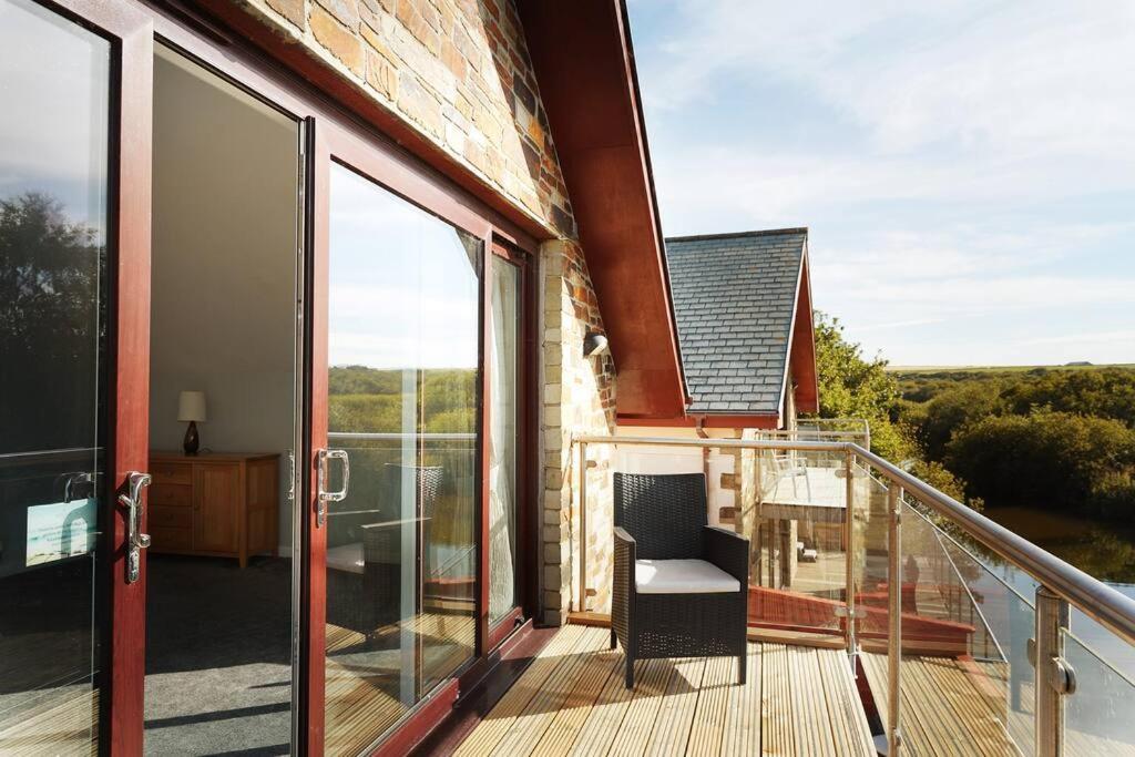 Kingfisher Hot Tub & Log Burner House On Premium Lakeside With Resort Facilities St Columb Major ภายนอก รูปภาพ