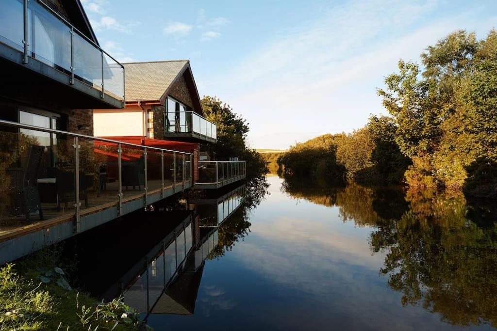 Kingfisher Hot Tub & Log Burner House On Premium Lakeside With Resort Facilities St Columb Major ภายนอก รูปภาพ