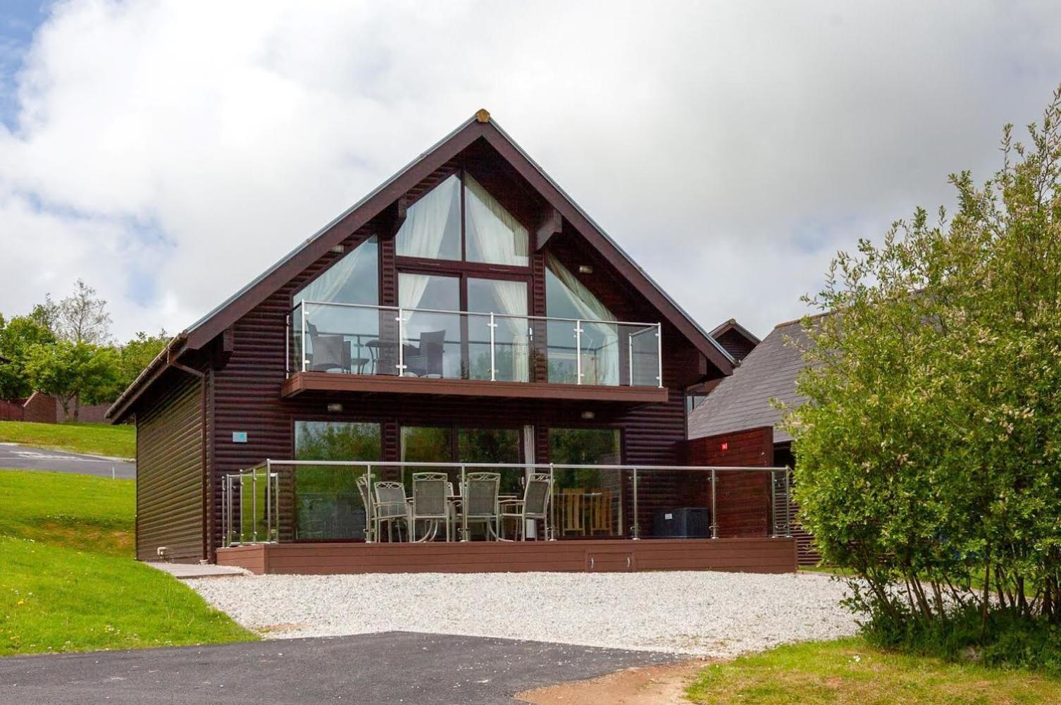 Kingfisher Hot Tub & Log Burner House On Premium Lakeside With Resort Facilities St Columb Major ภายนอก รูปภาพ